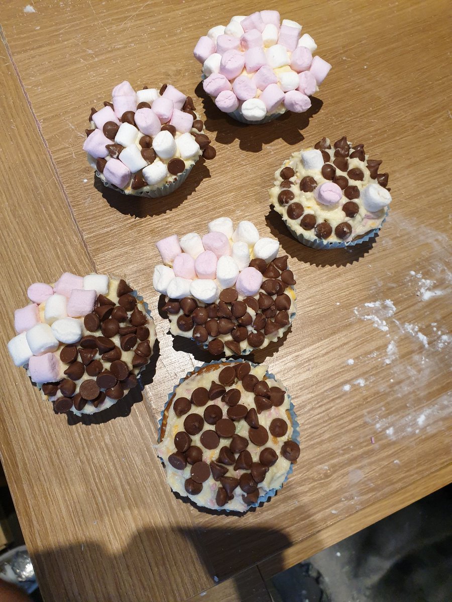 Welshienik83's tweet photo. Making cakes and measuring what we needed to make cupcakes and a big cake. Worked together as a team. #cousins #moraymathsweek #bakingacake @RudiGold4 @MorayPS https://t.co/JwS6OsBp6w