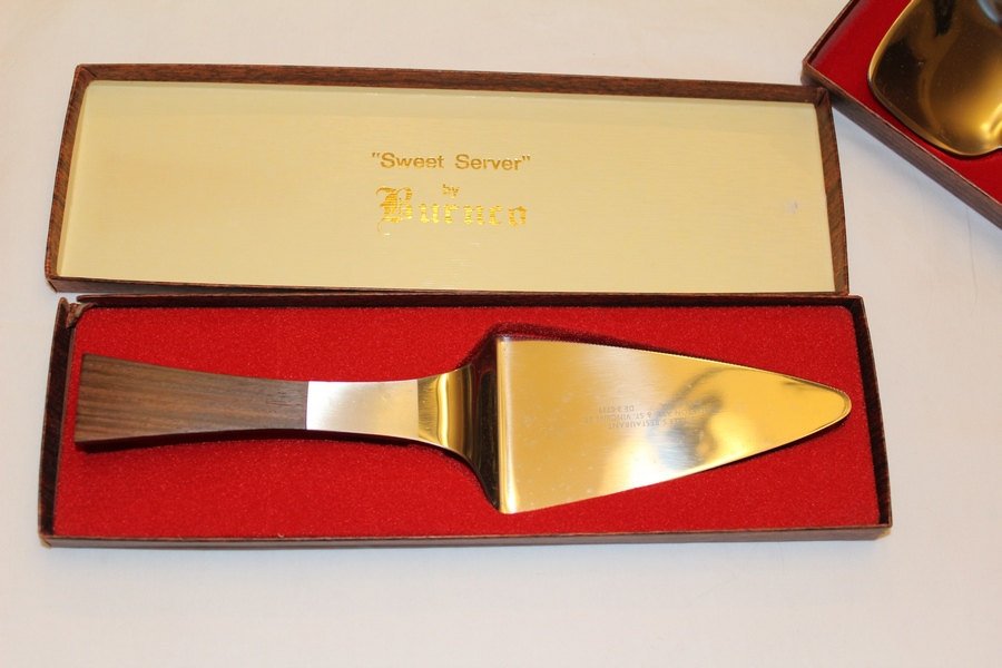 atticesoterica's tweet photo. Vintage Advertizing Givaway Cake Cutter in Original Box https://t.co/HuKzRtYYnY #Vintage #AtticEsoterica #Etsy #CakeCutter https://t.co/qQdjNfBiVA
