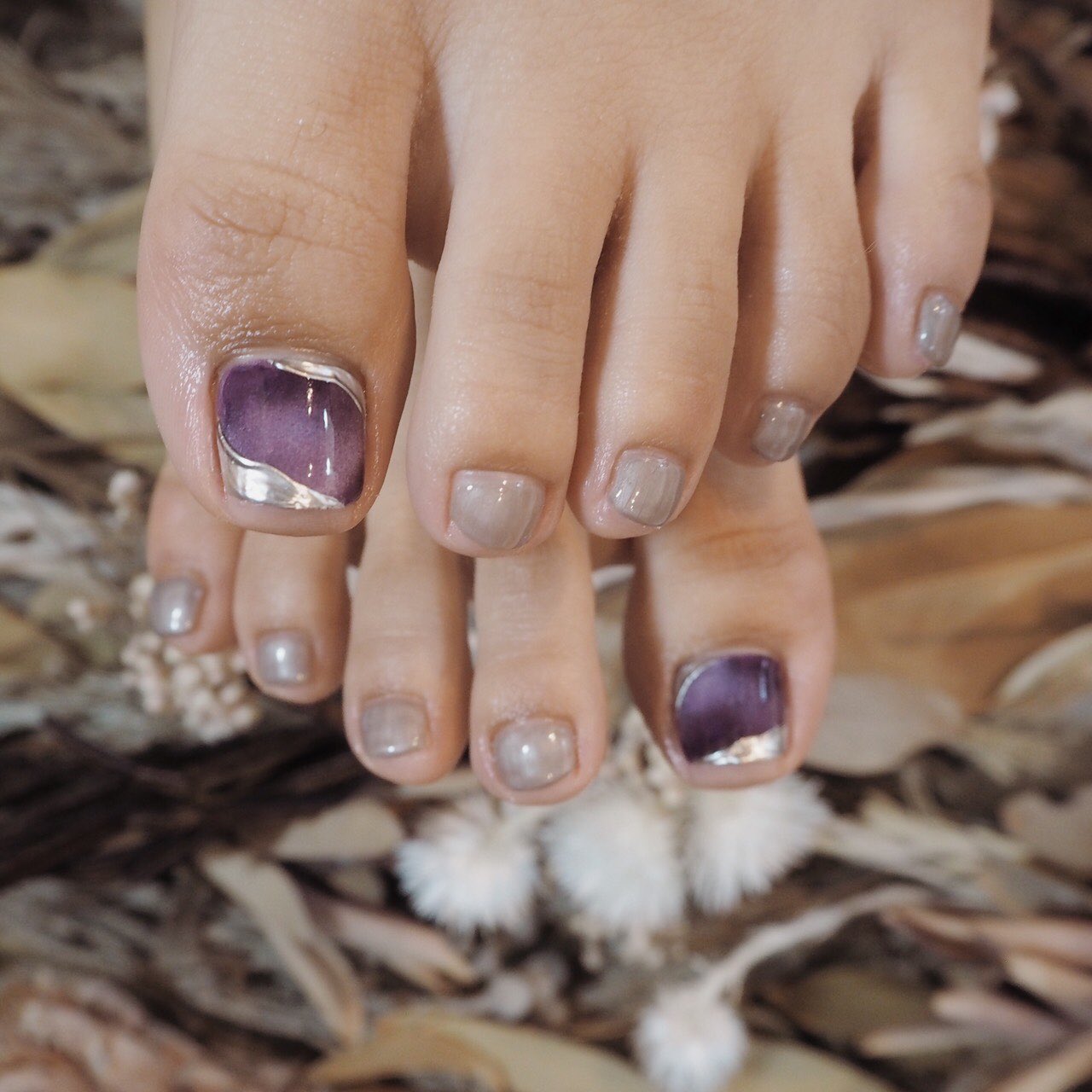 Twitter 上的 おでこ ネイルチェンジしてきた パープル シルバーでカッコいい秋らしくしてもらった 今回はストーン付けずにシンプルにしたんだけど このマグネットネイルがとても綺麗 フットネイル ブルベ冬 T Co 57vfhvg2tt Twitter
