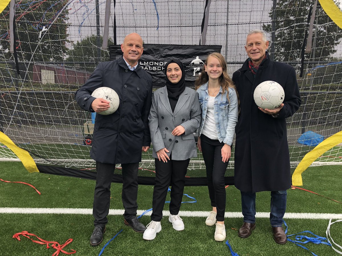 Harrievandijk06's tweet photo. Kick-off https://t.co/R0yY2UIymS.
Onderwijs, sport en gezondheid komen samen op deze plek! Een plek die heel Helmond in #beweging gaat brengen, oud of jong, recreatief of professioneel! #trots https://t.co/E5n7Pxg8Nw