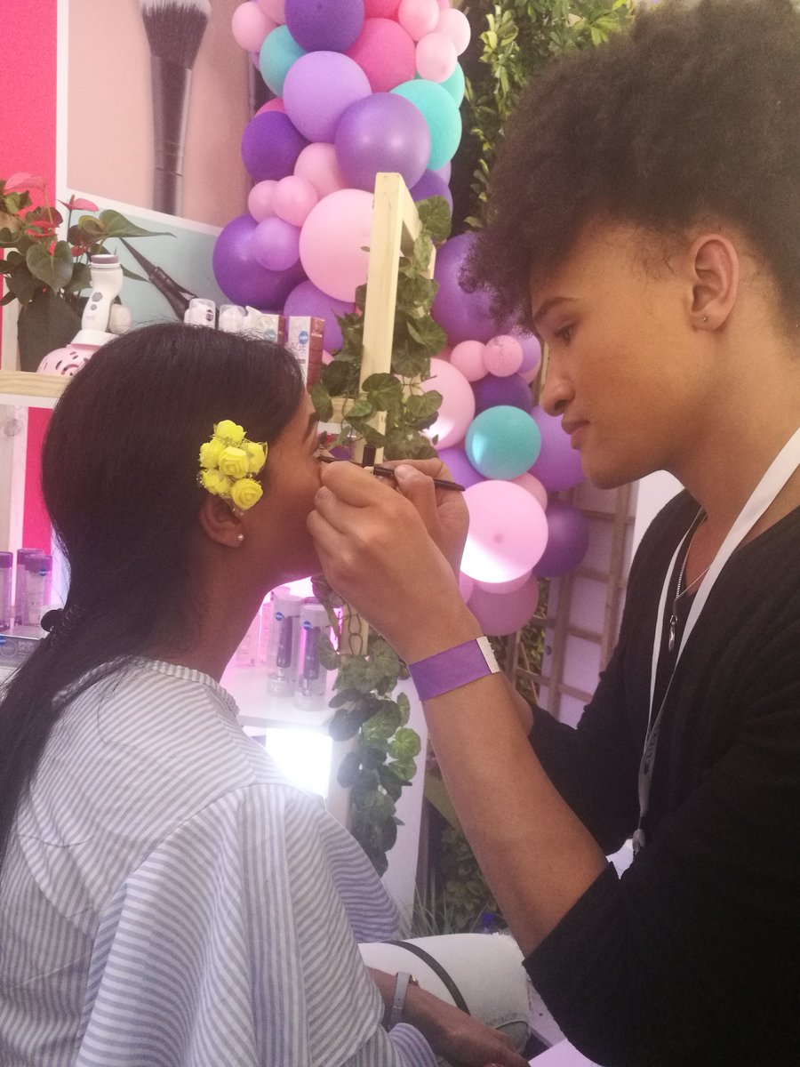 Lauren_Flusk's tweet photo. @Nivicheeks19 getting her face beat thanks to #clickscurls2019 https://t.co/EPzZZYiP8O