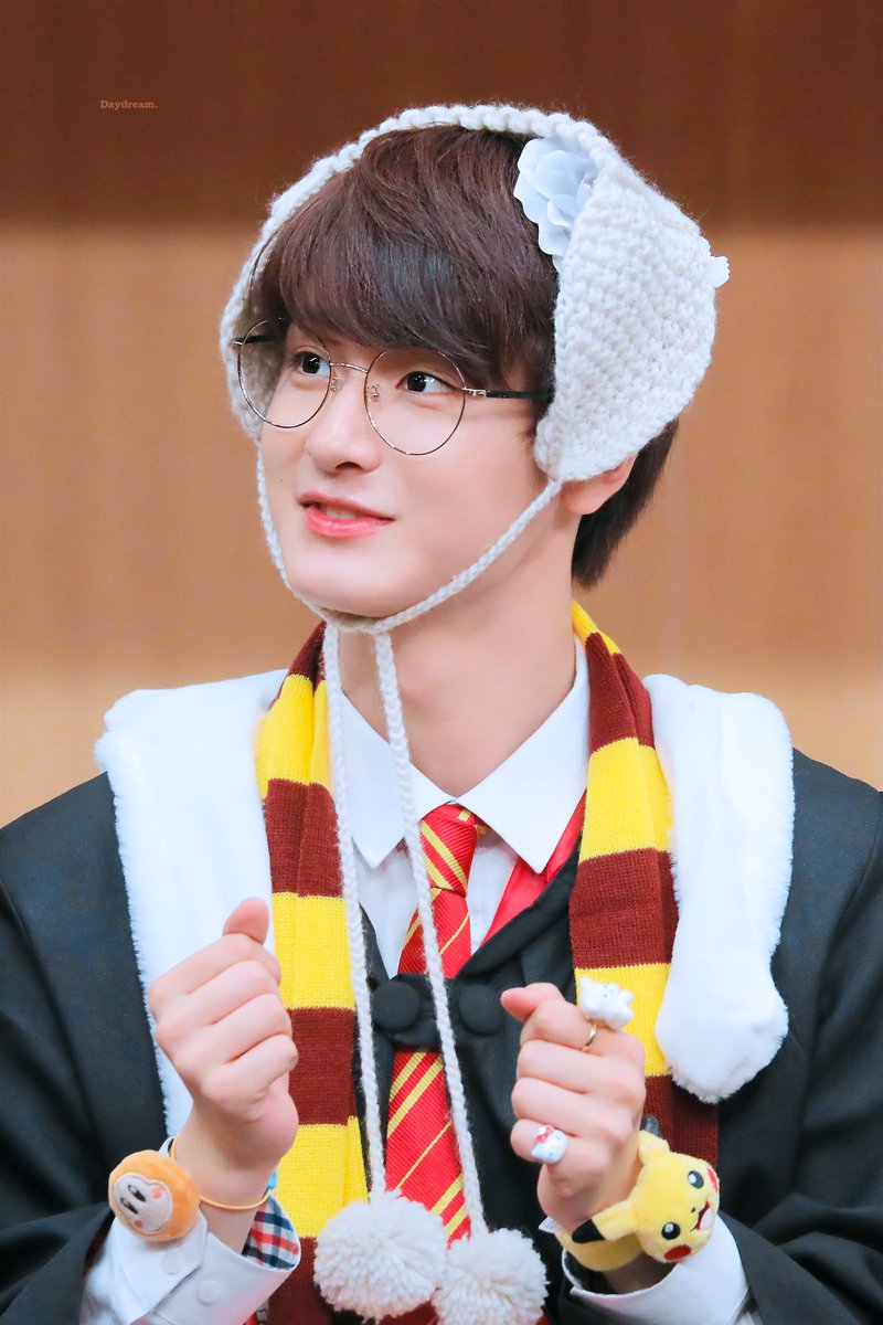 daydream_wj's tweet photo. 191006 귀도리를 관자놀이에 하는 편👼

#이우진 #TEENTEEN #틴틴 https://t.co/SNeWRxBfyR