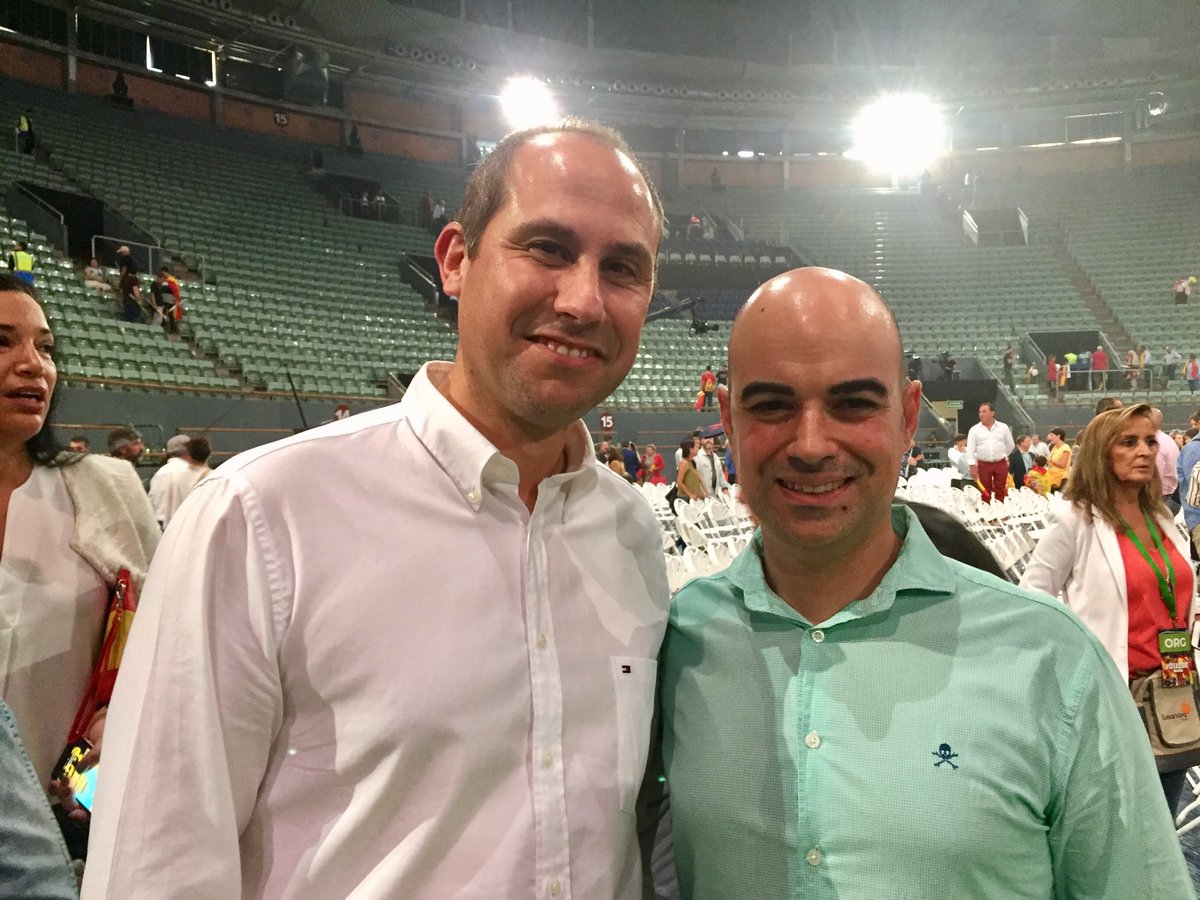 TorrelobatonV's tweet photo. #PlusUltraVox . Concejal de Vox Torrelobatón con Diputado Provincial y Alcalde de Barruelo Del Valle .✌️🇪🇸#Valladolid #torrelobaton #vox ✌️🇪🇸 https://t.co/t7Kg8gADWC