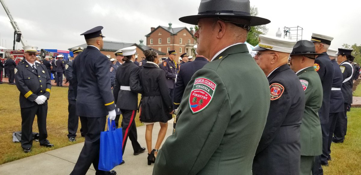 EGH_Program's tweet image. Fire Hero Families arrive by walking through the Sea of Blue #firehero2019
