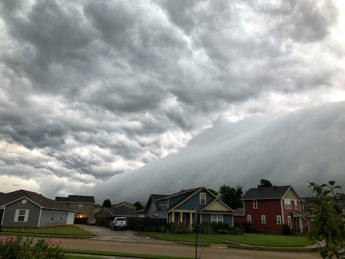 Rick_Katzfey's tweet photo. Look at this!  Wedge of rain-cooled air causing this low cloud to develop over Fayetteville, AR.   #arwx #storm @weatherchannel @NWStulsa https://t.co/Ri4KxZIhTC