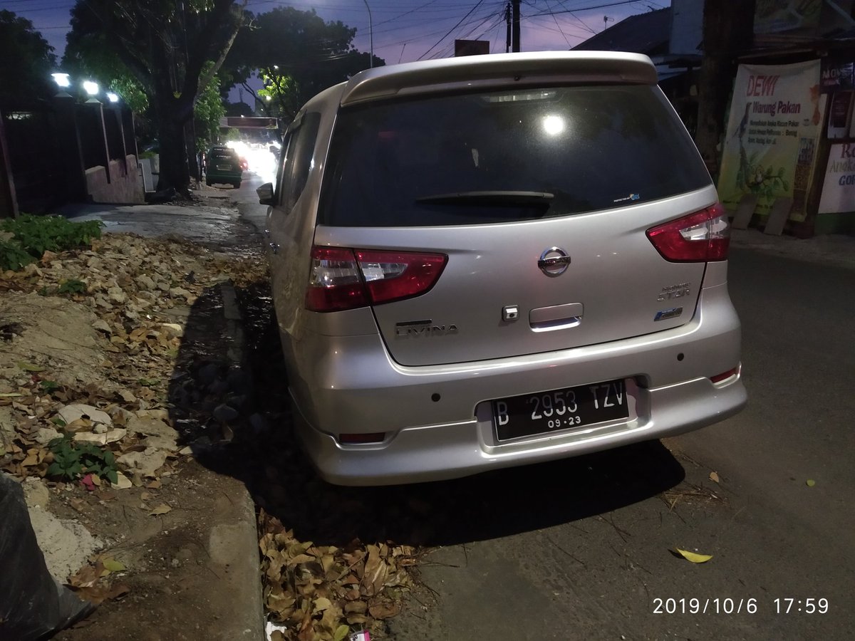 PRFMnews's tweet photo. 20.22 RT @H1Q1S: punten ieu bade naroskeun B2953TZV mobilna saha tos saminggu leuwih parkir d pinggir jln jurang tos bulukan ieuh... 

Bapak2 teu bs ngaderek? Sieun mobil curian atawa nu bogana maot matakna dipiceun kieu ku nu boga mobil teh. Nuhun
cc: @dishub_kotabdg https://t.co/2pQ8tP2aps