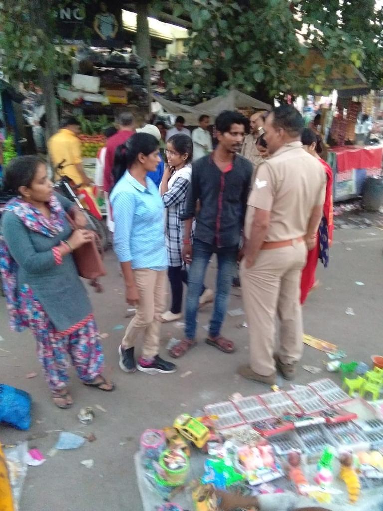 Varshapolice's tweet photo. Anti Romeo team's evening task performance from different districts of Kanpur zone Kanpur under supervision of Kanpur zone Kanpur. @PremPrakashIPS @adgzonekanpur @igrangekanpur @Uppolice @kanpurnagarpol https://t.co/PZiRTW5qFG