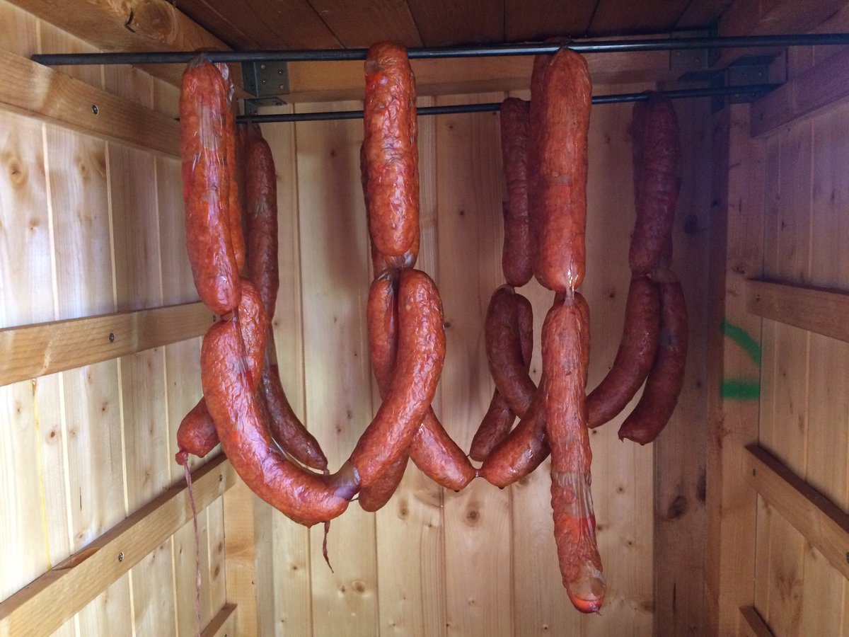 Bradac3D's tweet photo. Luxusní klobásky. První klobásy v nové udírně s býmboxem. Luxury sausages.  #klobásy #sausages #pork #veprove #prase #belly #bucek #myrecipes #mujrecept #udirna #smokehouse #dymbox #generatordymu #smokegenerator #smoke #elektrickaudirna #electricsmokehouse https://t.co/Yhl6YNQrBP