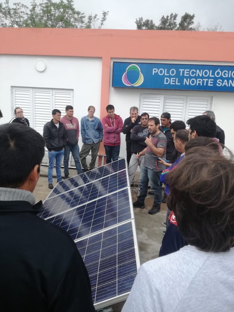 SecEEnergiaSF's tweet photo. #AcademiaDeLasRenovables ☀️ Este fin de semana organizamos otra capacitación para la Instalación de sistemas fotovoltaicos de baja potencia #Prosumidores 💡 en #Reconquista 👍🏽 Seguimos sumando 💪🏻 a las #RenovablesModeloSantaFe 🌿 #SantaFePionera @GobSantaFe https://t.co/EOByAHSehj