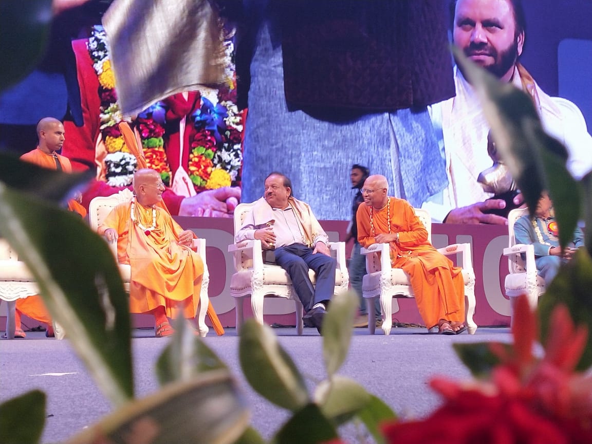 drharshvardhan's tweet photo. आज मैं #Iskcon द्वारा #UDGAAR मेगा यूथ फेस्टिवल में शामिल हुआ। समारोह में पूज्य स्वामी श्री गोपाल कृष्ण गोस्वामी जी महाराज का आशीर्वाद मिला तथा भक्तों व साधकों से रूबरू हुआ। इस्कॉन अपने कार्यक्रमों से देश के युवाओं में अच्छाई और उनका व्यक्तित्व निखारने का सराहनीय कार्य कर रहा है। https://t.co/rS43YxLVUp
