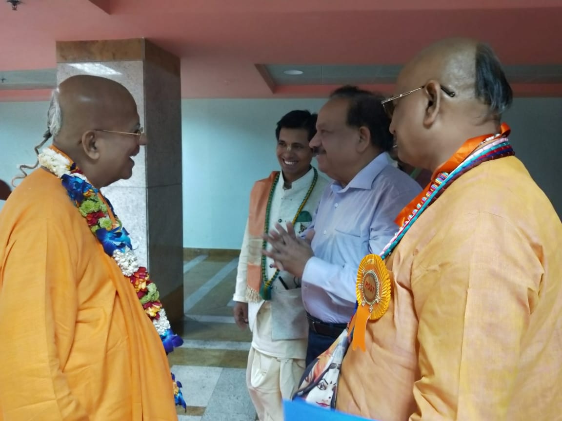 drharshvardhan's tweet photo. आज मैं #Iskcon द्वारा #UDGAAR मेगा यूथ फेस्टिवल में शामिल हुआ। समारोह में पूज्य स्वामी श्री गोपाल कृष्ण गोस्वामी जी महाराज का आशीर्वाद मिला तथा भक्तों व साधकों से रूबरू हुआ। इस्कॉन अपने कार्यक्रमों से देश के युवाओं में अच्छाई और उनका व्यक्तित्व निखारने का सराहनीय कार्य कर रहा है। https://t.co/rS43YxLVUp
