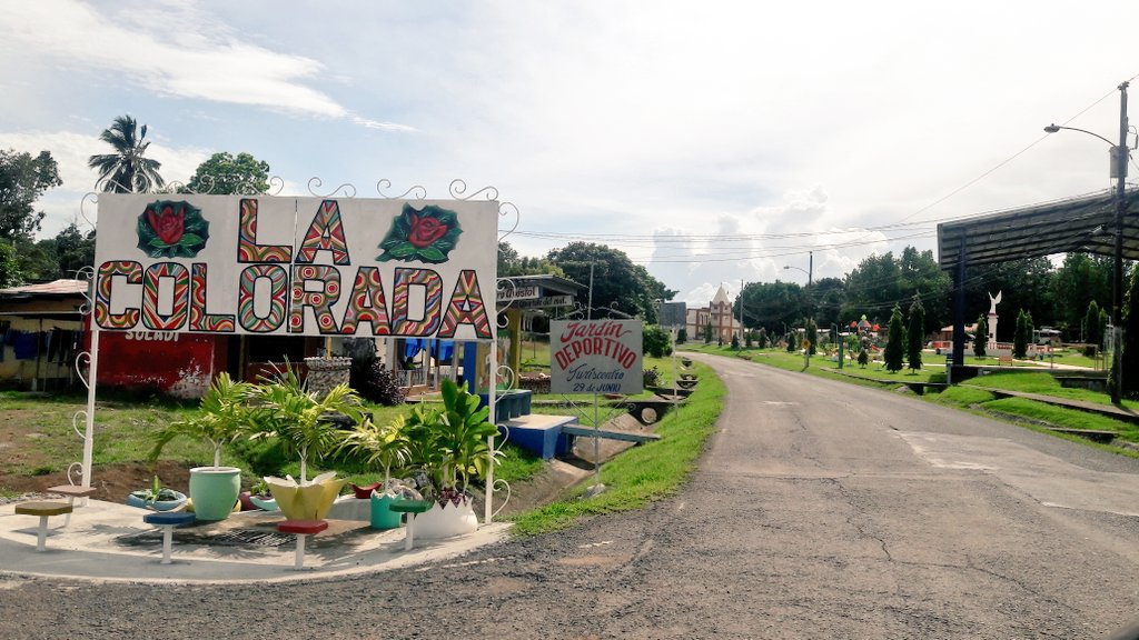 #ACTITUD de #LIMPIEZA: Fuí en búsqueda de puerca asada y me he encontrado la comunidad más limpia que haya visto en todo #Panamá. En La Colorada de Santiago, en #Veraguas, salta a la vista sus calles limpias, parques conservados y casas tradicionales y modernas. #Felicidades