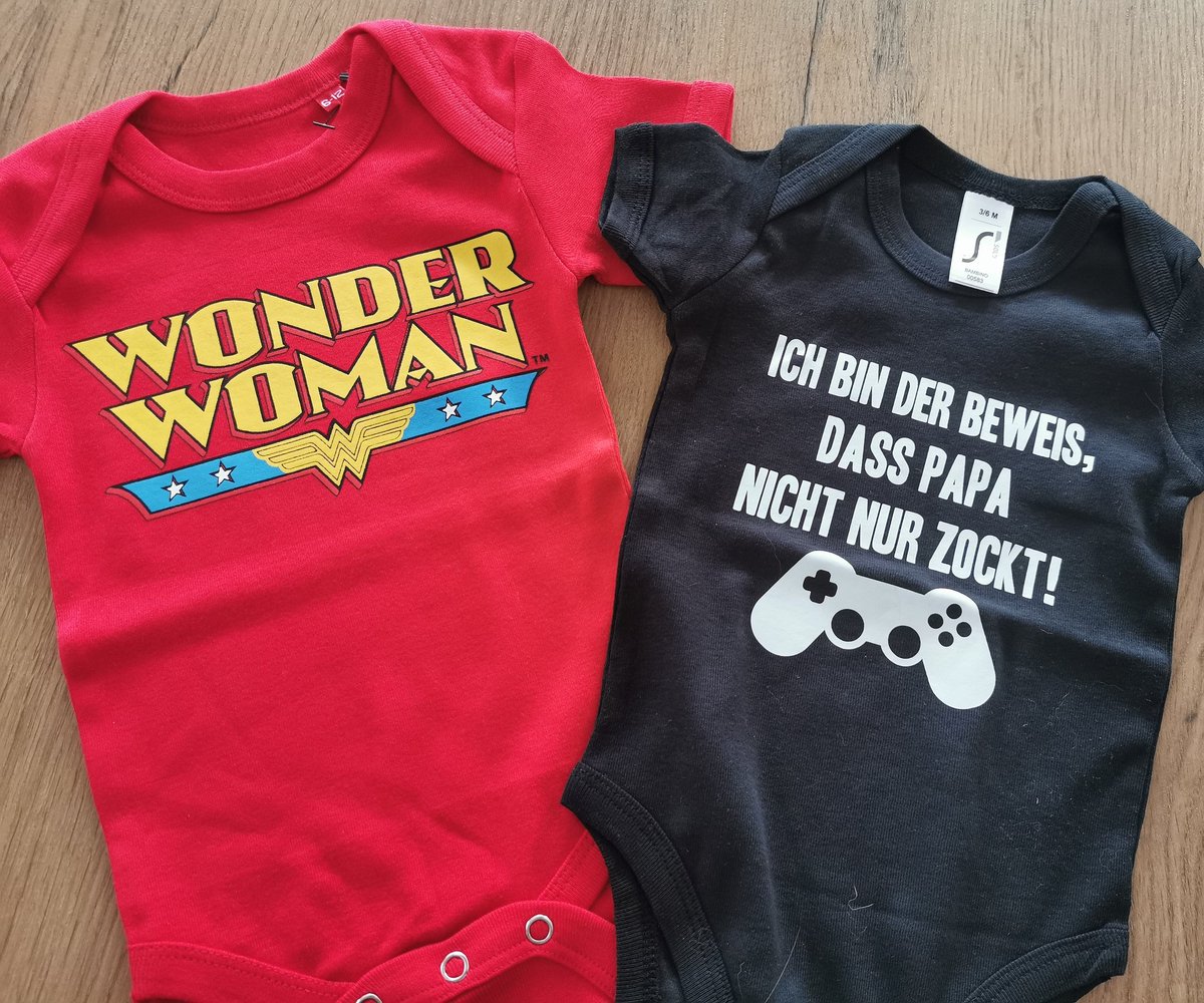 zocki_online's tweet image. Zu Besuch bei unserem jüngsten Community Mitglied 👶❤️ Natürlich gab&apos;s auch in Nerdmanier die passenden Geschenke von Onkel Zocki 🤓

#nerdundstolzdrauf #newbornbaby #babynerd #onkelzocki