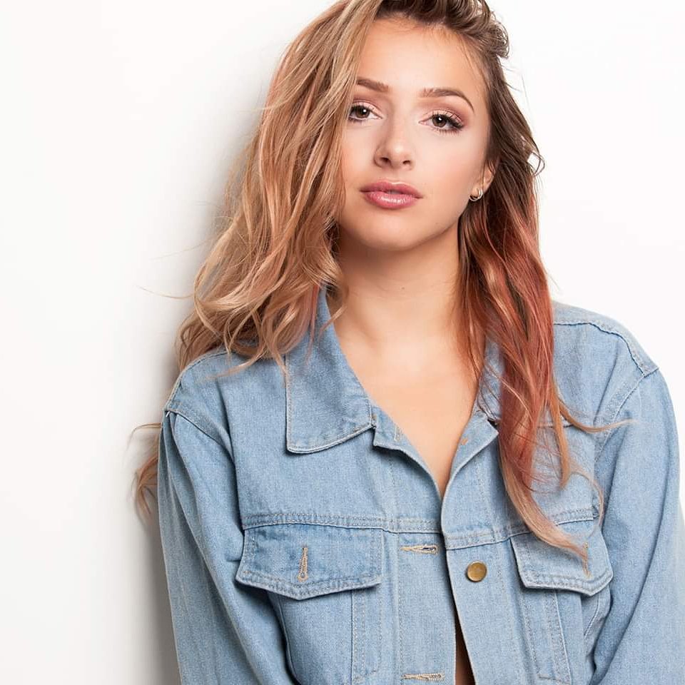 Slot van de 40e Furieade om 17.00 uur met Emma Heesters. Ivm de regen treedt de Big Band niet op. Maar de bar is open tot 17.30 uur