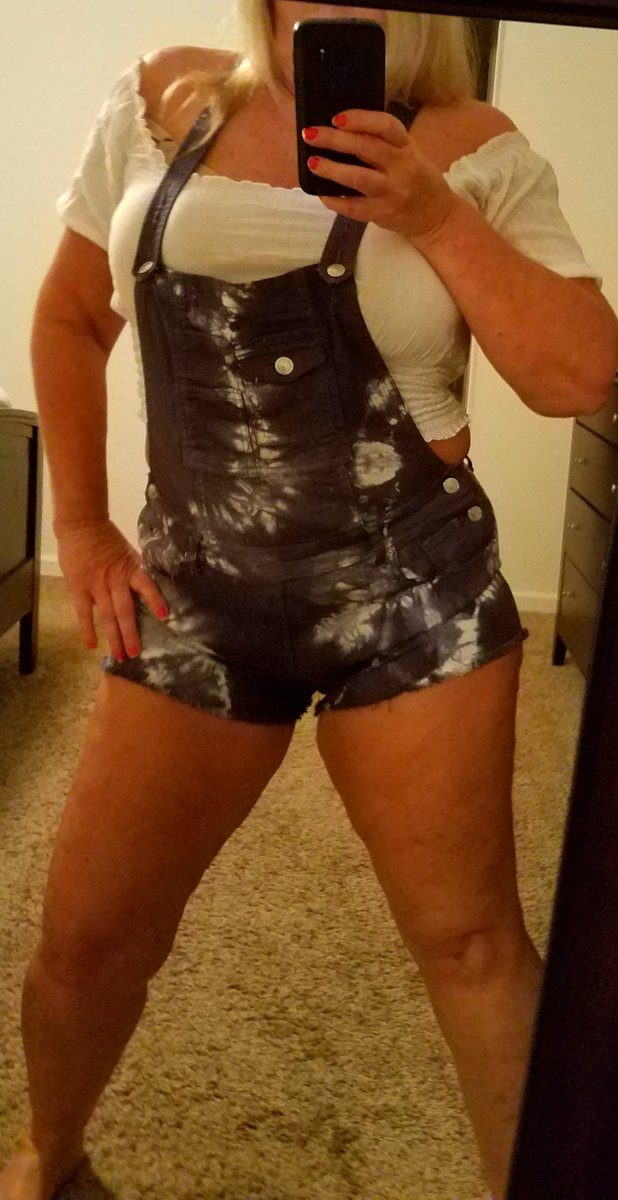 I'm going through my pics now trying to free up some space so I can make a video or two today, and some pics and I saw this one! This pic was taken 2 months ago! How do you like my overalls?, LOL!! I love them!!❤🌼 #Overalls #SouthernBeauty #SexySummer