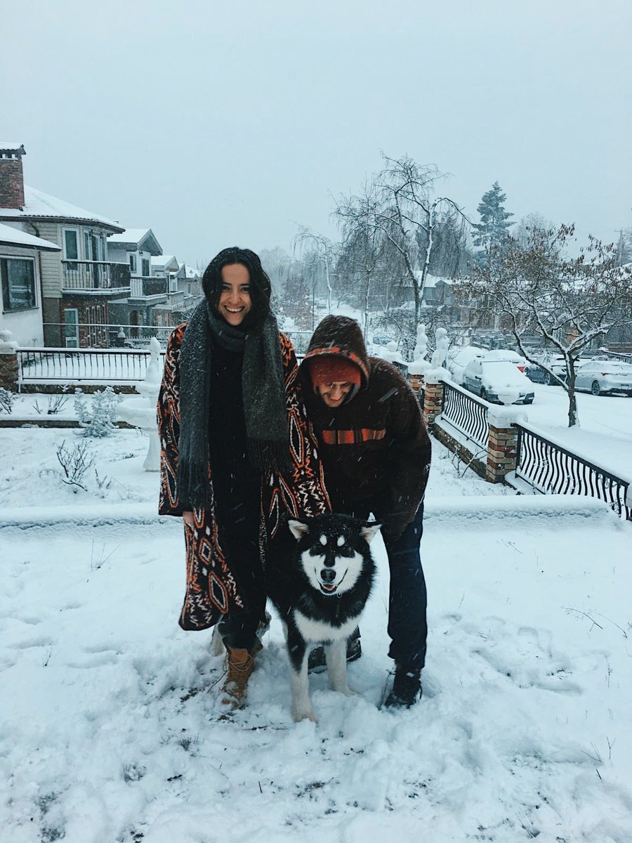 TiaraFlores's tweet photo. Nací al sur, bien al sur. Me vine al norte, bien al norte. Los extremos se tocan (El kybalion ) Algo tiene que haber detrás de todo esto.... 🤔
Invierno pasado con pepi,con picho y el jisus que sacaba la foto.
#vancouver #winteriscoming #invieno #snow #alaskanmalamute https://t.co/8jBP3p2OaY