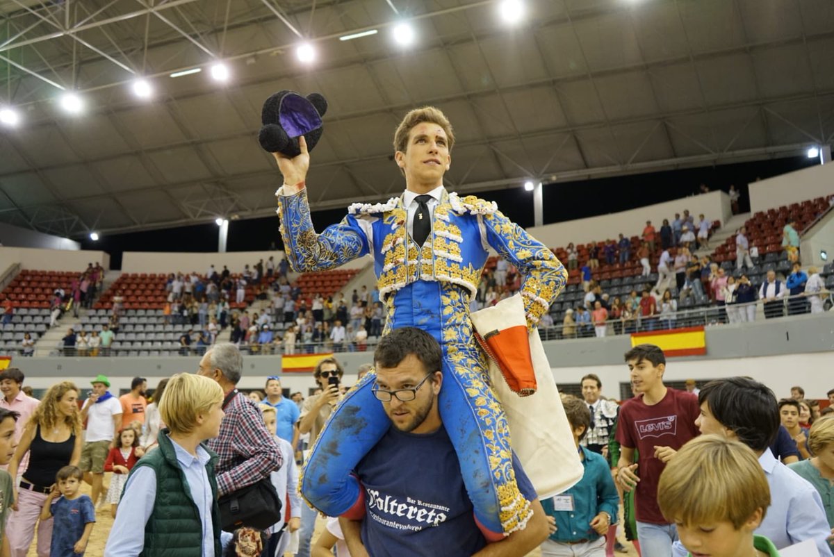 ginesmarin_info's tweet image. ¡Espectacular tarde en Las Rozas! ¡4 orejas y Rabo! #Sígueme