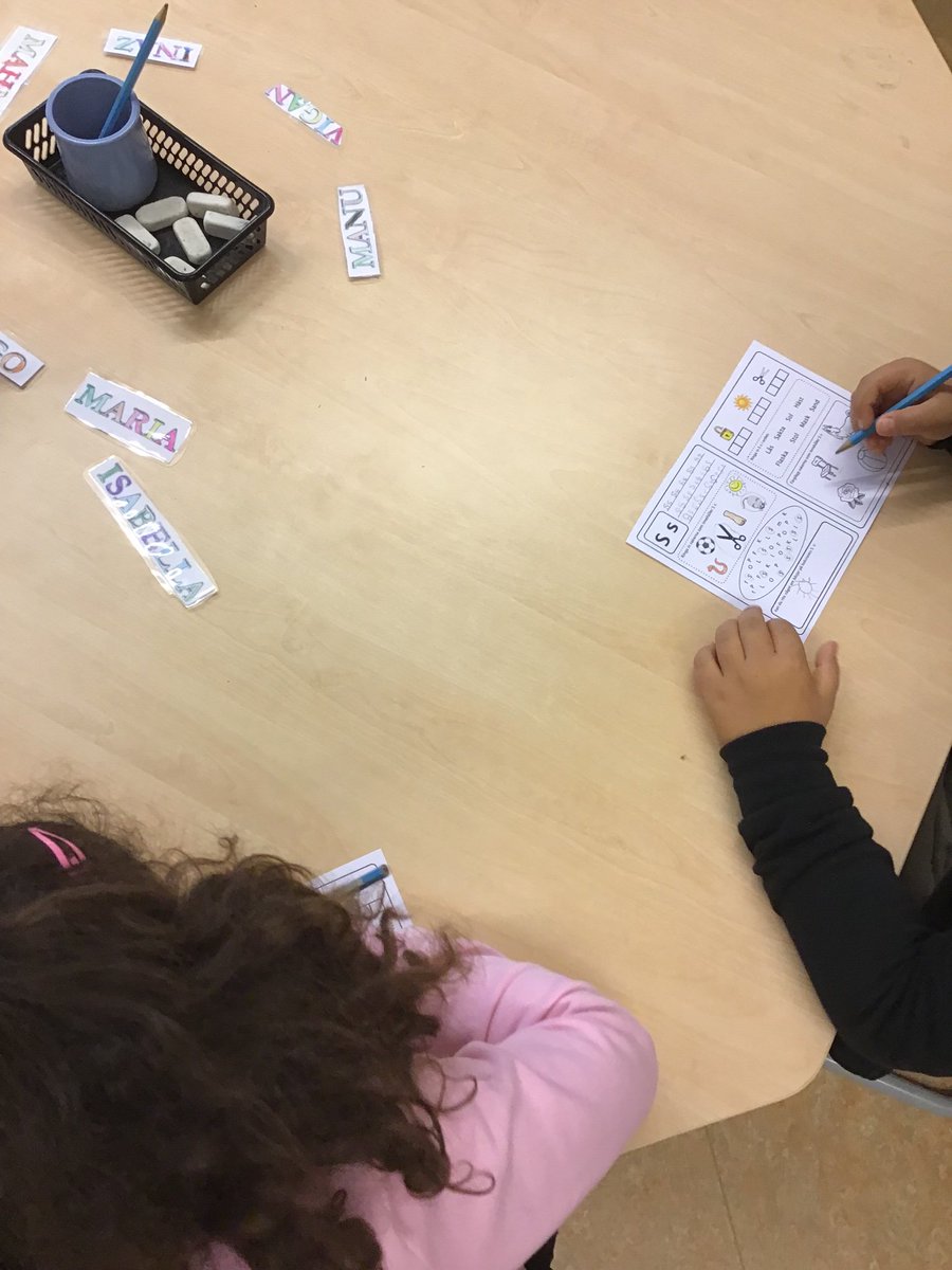 Vi har modellerat med bokstäver bland annat S, s. Ljudat bokstaven och ord med bokstaven s, skrivit och format ord, på olika sätt bearbetat bokstaven. @stenkulaskolan 1:3 och 1:H.