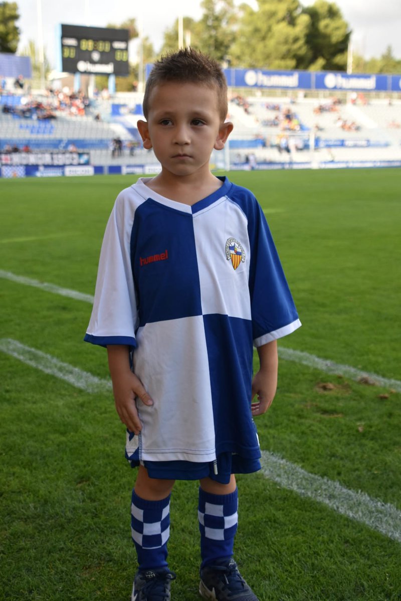 gatamerci's tweet photo. Trepitjan per primera vegada la gespa de la Nova Creu Alta @CESabadell @Angel31Martinez en los brazos del mejor capi amor de tia😍😍😍 https://t.co/LRuhrqcwJT