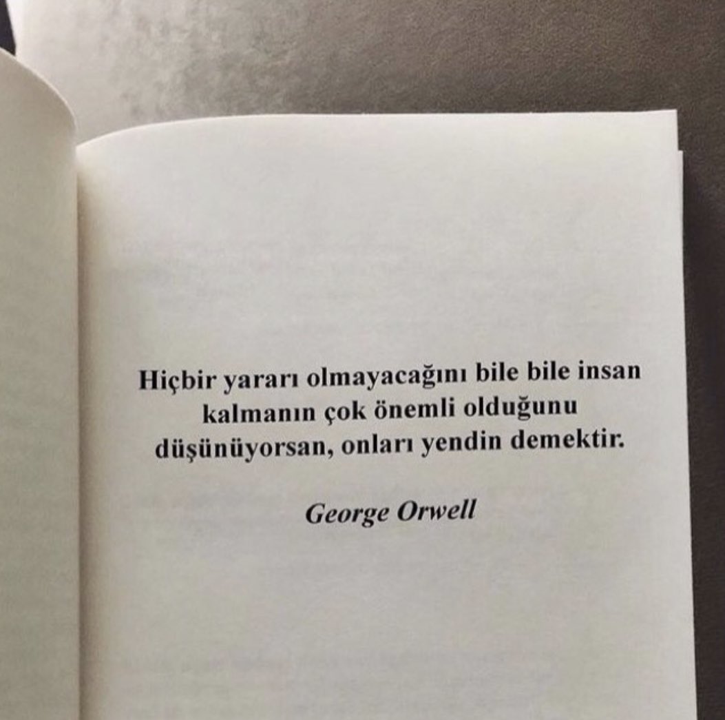 Kenardayım yalnız gözüm üzerinizde haberiniz olsun...🖌📖💙