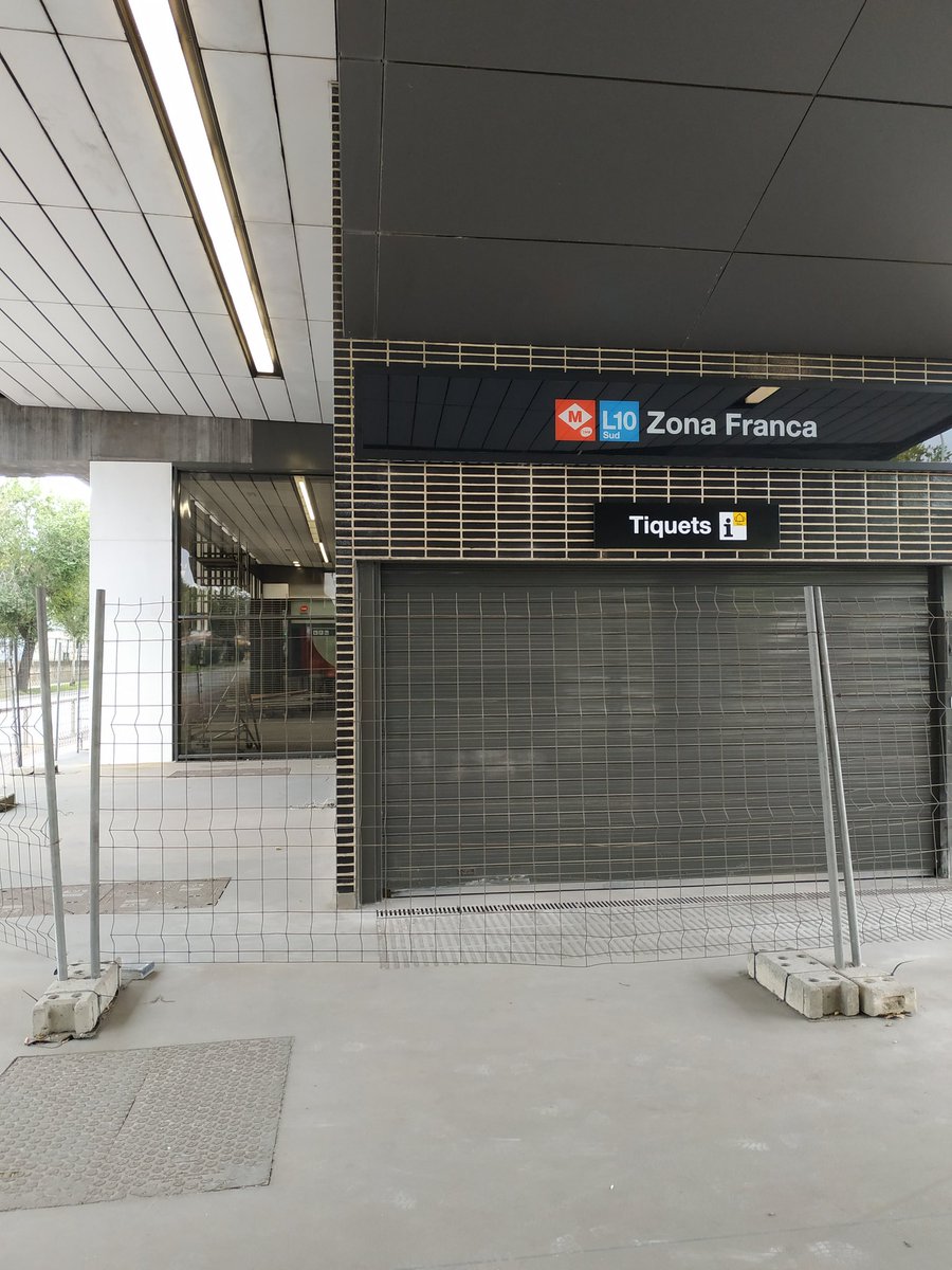volemL9's tweet photo. ZONA FRANCA - L10 SUD 🚧: algunes mostres més de que l'estació ja està enllestida 100% és la banderola de Metro i les màquines de bitllets, que a les estacions del viaducte se situaran a fora del vestíbul (font: @Ciclista_Alex) #volemL10 https://t.co/cOeBWSo7TS