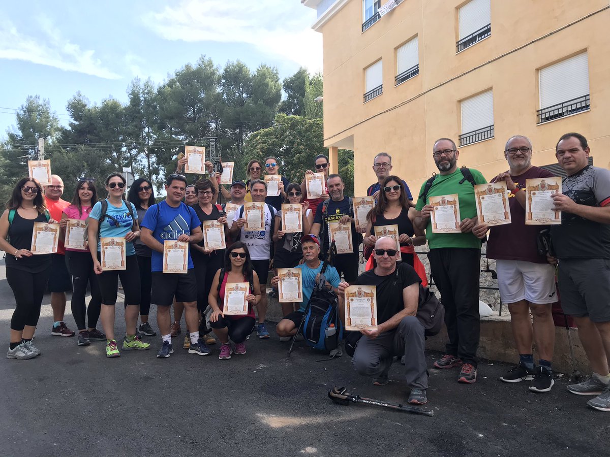 DeporteCaravaca's tweet photo. Queremos agradecer a @cofradiacaravac el detalle de hacernos entrega de pergaminos de Peregrinos, así como que el sacerdote de la Basílica nos nombrará en el inicio de la ceremonia religiosa. 
#CaminodelosVelez 
#ProgramaCaminos 
#DEPORTEMUNICIPAL 
@AytodeCaravaca 
@ppfertu https://t.co/mRNi3wYZVx