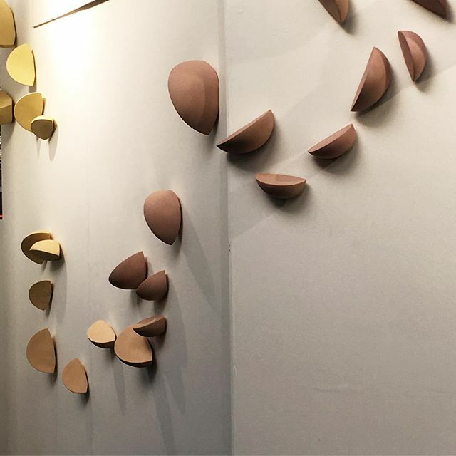 FenellaElms's tweet photo. Pink turns around to yellow..
.
#ebb #porcelain #installation #installationart #pods #fenellaelms #decorex2019 https://t.co/7E8WHkZFVP https://t.co/6cIBCtI60Z