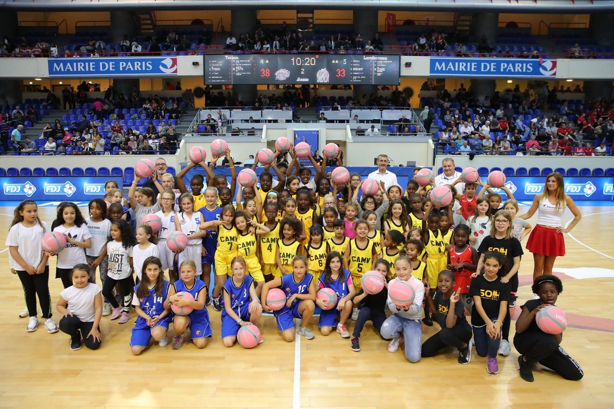 basketlfb's tweet photo. Félicitations aux 100 premières participantes à l'opération #ParraineTaCopine qui ont reçu aujourd'hui leur ballon à l'occasion du #MAIFOpenLFB ! 🏀
➕d'infos sur l'opération réalisée en partenariat avec @BasketIDF et @FDJsport #SportPourElles 👇 https://t.co/bT7vr36dQc https://t.co/HBYf9sy3Eh