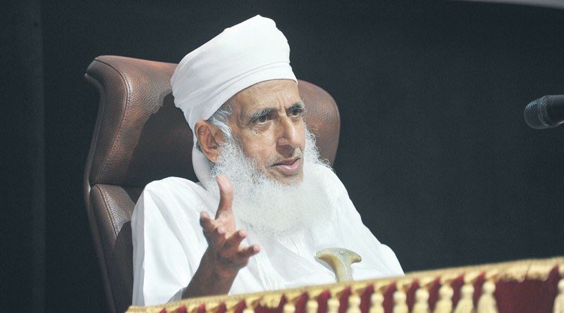 AladabAlibadhi's tweet photo. إنَّ أصحابنا أهل الاستقامة - رحمهم الله - من أرسخ مبادئهم ، وأبرز سِماتهم : مُناهضة الظُّلم ، ومصارعة الظالمين ، من غير التفاتٍ إلى مَن صدر منه الظُّلم ، أو مَن وقع عليه
.
#ومضات_فكرية_لسماحة_الشيخ_الخليلي https://t.co/wDPtZVVIQi