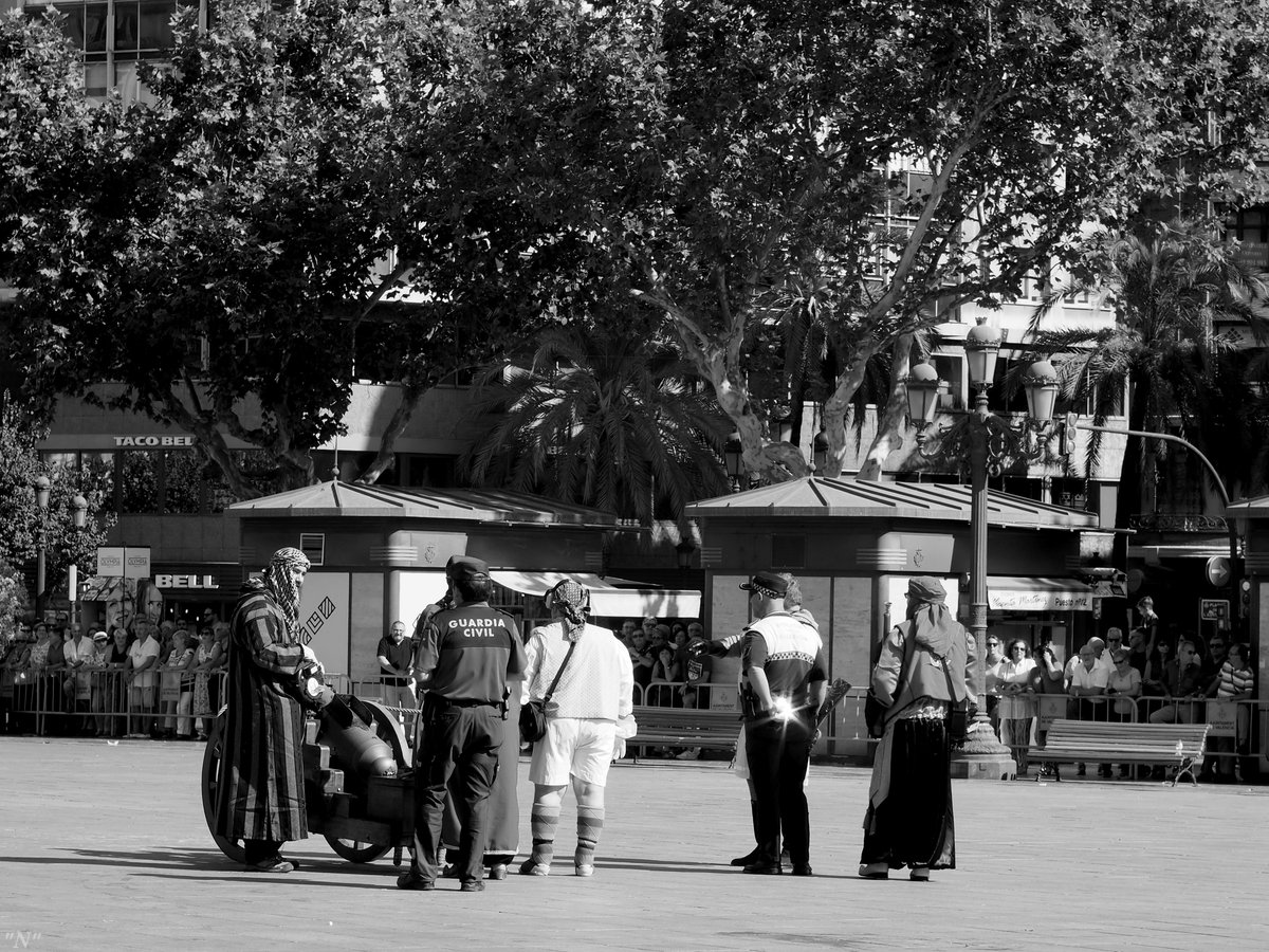 nttenrrss's tweet photo. Buenos días, caballeros. Permiso y documentación del... cañón.
#alardo #fotografía #photography #blancoynegro #blackandwhitephotography #blackandwhite #monochrome #monochromephotography #urbanphotography #streetphotography #streetphoto https://t.co/u4DSysTeF2