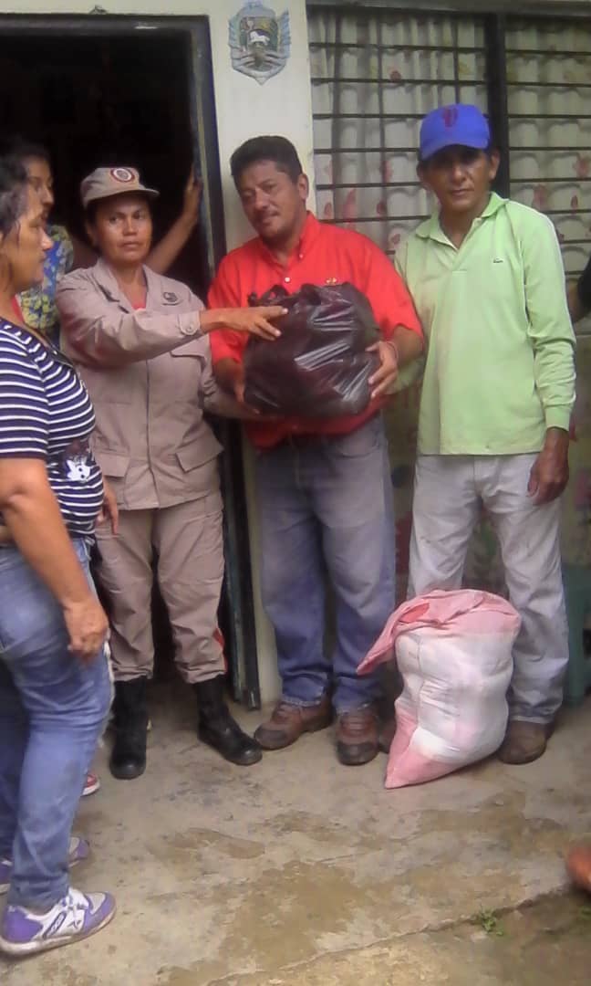 MercalApure_'s tweet image. Seguimos trabajando en perfecta unión para la protección alimentaria del pueblo vzlano junto a la @MiliciaFANB y voceros del CLAP la comunidad El mamon II Municipio Muñoz fueron beneficiadas 249 familias con alimentos y el nuevo sistema CEAS-PATRIA 
@MercalOficial
#TodosSomosClap