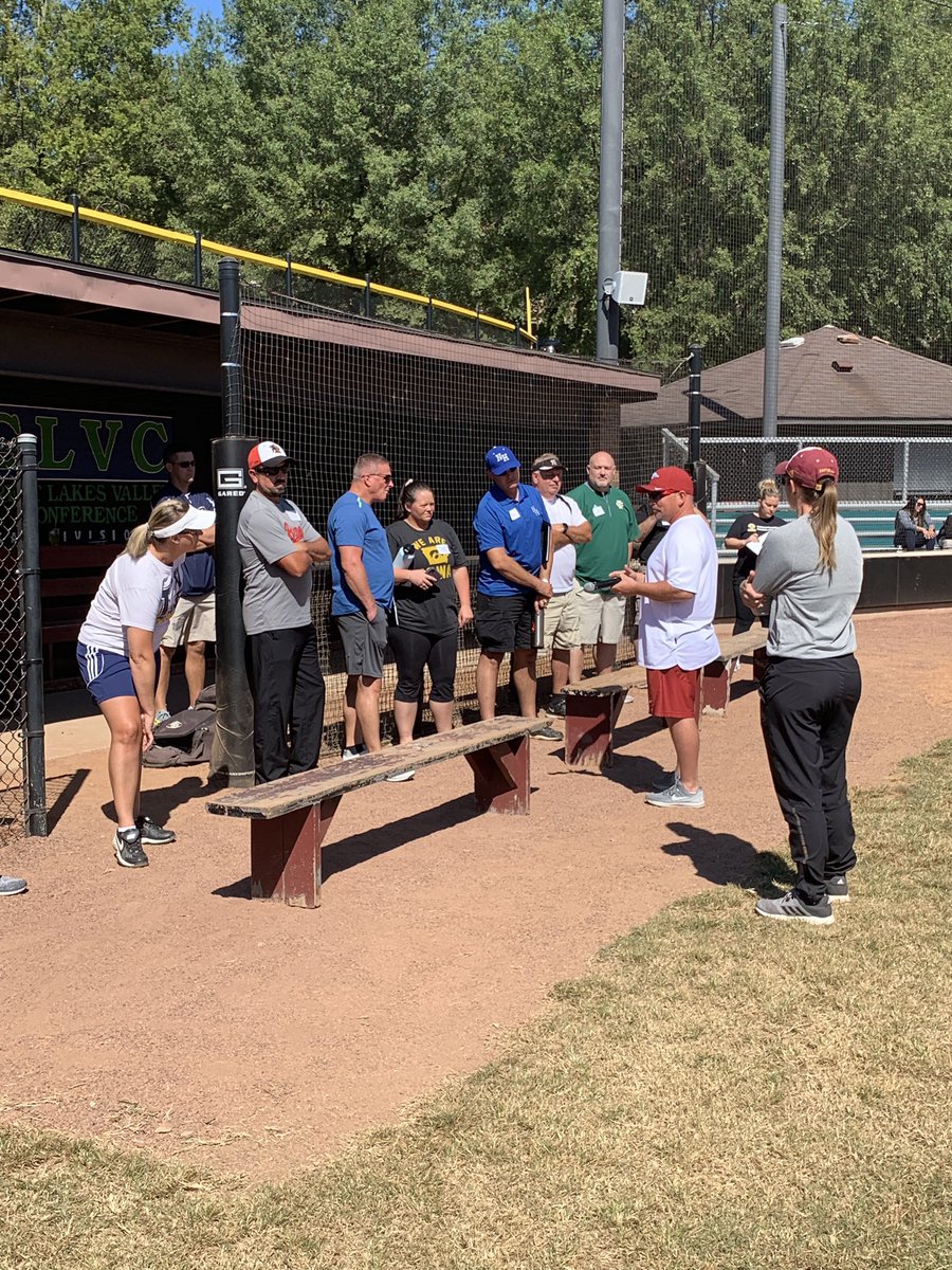 Want to know what separates SOFTBALL from most other sports??  Our best coaches SHARE their time &amp; talents to help other coaches get better!! Thank you <a href="/UofL_CoachHolly/">Holly Aprile</a> <a href="/CoachStanton/">Shonda Stanton</a> <a href="/_HashtagWynning/">Carly Wynn</a> <a href="/MattMeuchel/">Matt Meuchel</a> for teaching our <a href="/NFCAorg/">National Fastpitch Coaches Association</a> class this wkd! 👊