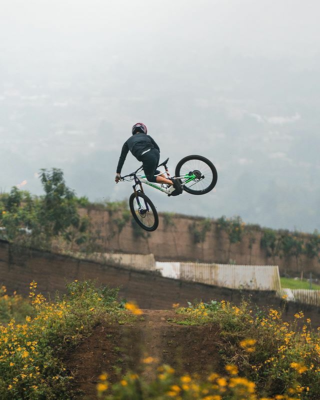 sebasalfarop's tweet photo. MOTIVADO 🚀!
Estoy a punto de subirme a mi bici para pedalear. Viendo mis fotos de puro 🐸 me gané con esta 🤪. Solo hay una palabra describir este momento... MOTIVADO!
“Al infinito y más allá 🤣!”
Foto: @carmonaperu
.
.
@iamspecialized | @specializedper… https://t.co/Tmffa6JjnH https://t.co/OKWKPUgxT8