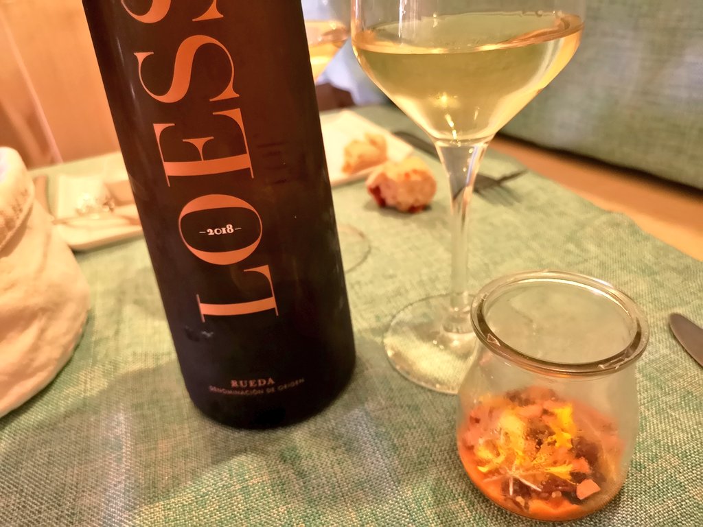 javi_bodegasmar's tweet photo. El chef José Antonio Moyano culmina su carrera en un proyecto personal con su mujer Rocío en sala, #Alexso.
El sabor, la sorpresa y la experiencia son los protagonistas.
Además todos los vinos de la carta por copas con @Coravin_ES.
Esta vez elegimos el infalible verdejo de #Loess https://t.co/OreSK9eYmg