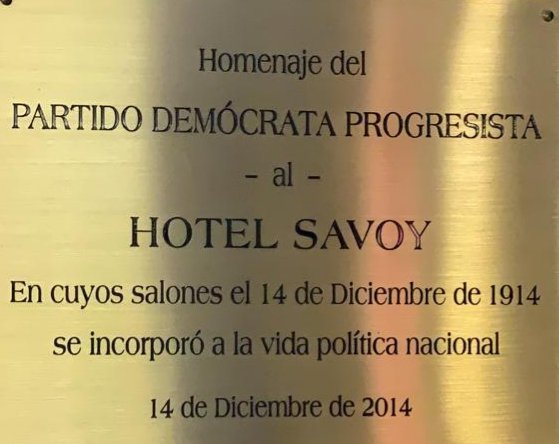renovacionpdp's tweet photo. En la puerta del salón de convenciones del @hotelsavoybsas se encuentra una placa conmemorativa a la fundación de nuestro partido.

#PartidoCentenario #Demócratas #Progresistas @omoscariello https://t.co/bZmZ8cAH2l