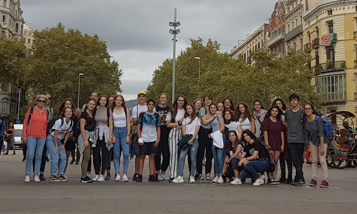 InstitutSantPol's tweet photo. #intercanviAlemanya dia 2 #schulaustausch @InstitutSantPol #wolfhelmschule Ruta per Barcelona. #SagradaFamilia #ArcdelTriomf #Born i #PortaldelAngel Wir sind ganz müde https://t.co/Y4Ek70FztX