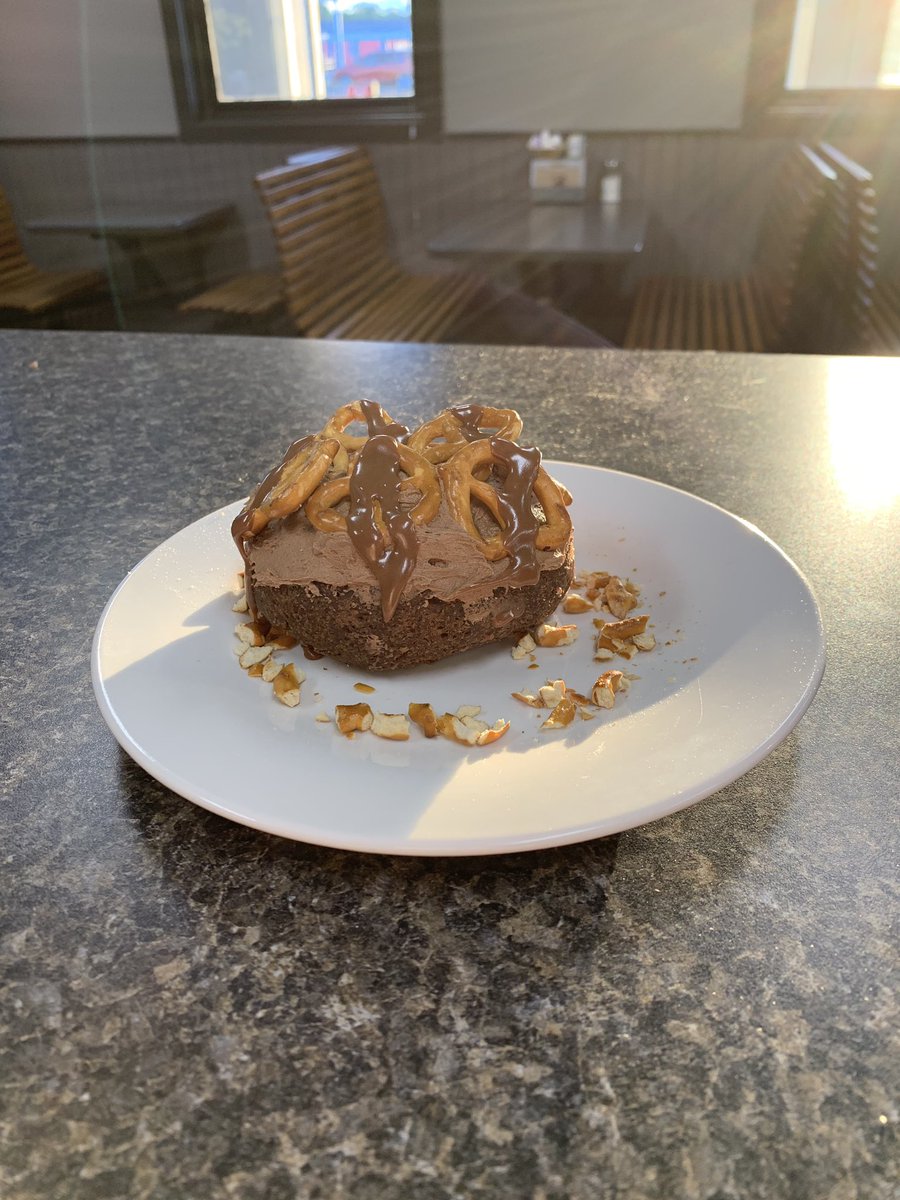 This upcoming DOTW is a chocolate lover’s dream! 🤤 You can try the chocolate covered pretzel donut starting tomorrow, October 7th, through Sunday, October 13th! 😁 #YUM