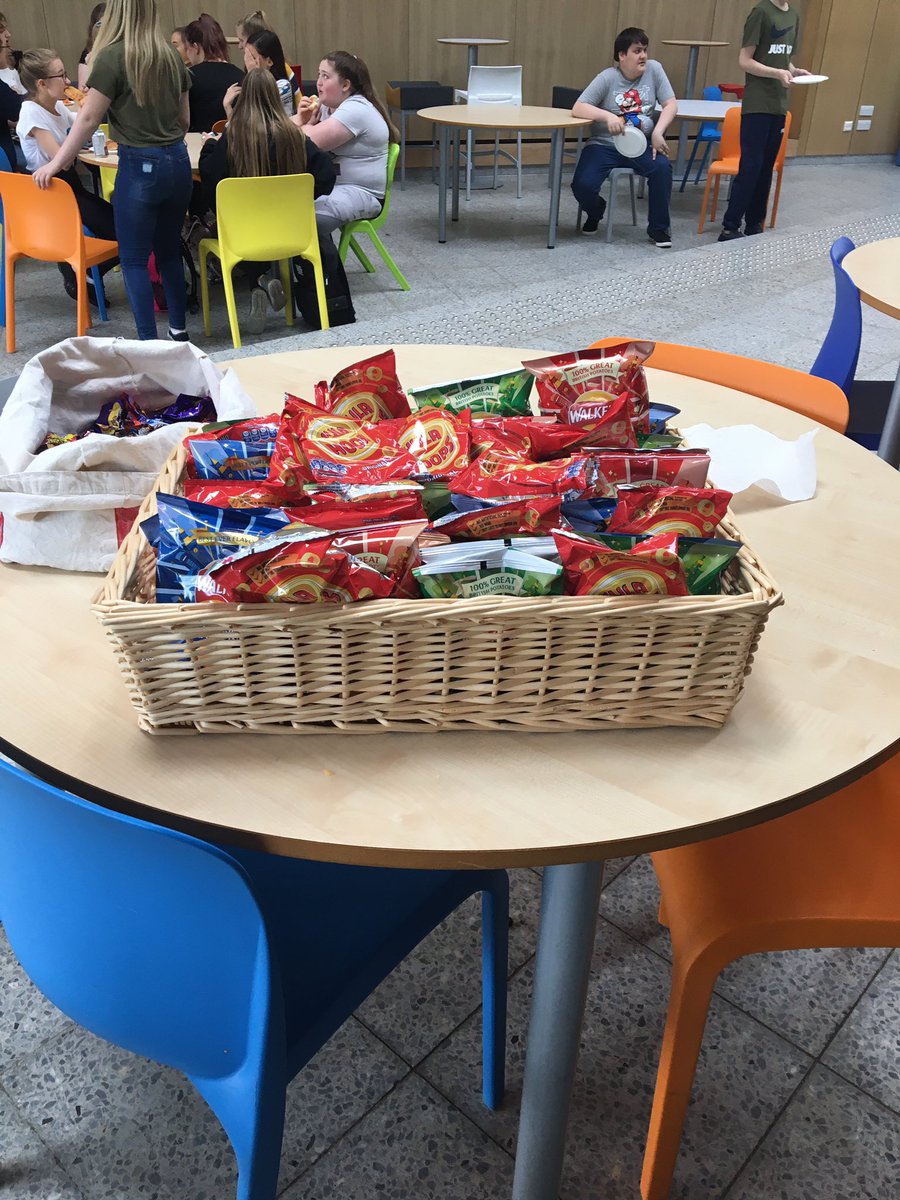music_cvhs's tweet photo. Day 2 of the weekend rehearsal and Duncan’s Mum came to the rescue again.....we certainly have been well fed this weekend! Thank you so much 😊👍🏻🌟🍕🥕 #WeLoveAGoodFeed #HappiestWhenEating #ThankYou #teamCVHS @ClydeValleyHS https://t.co/cOnQDEnNUC