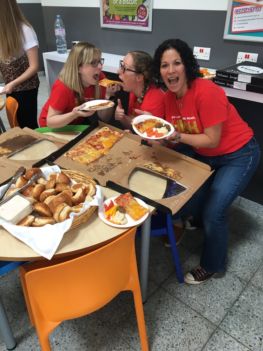 music_cvhs's tweet photo. Day 2 of the weekend rehearsal and Duncan’s Mum came to the rescue again.....we certainly have been well fed this weekend! Thank you so much 😊👍🏻🌟🍕🥕 #WeLoveAGoodFeed #HappiestWhenEating #ThankYou #teamCVHS @ClydeValleyHS https://t.co/cOnQDEnNUC