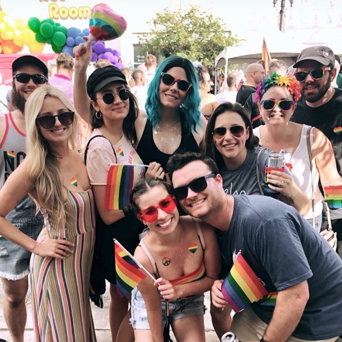 bethromanik's tweet photo. Rainbows & dancing & so so much glitter at River City Pride! ❤️🧡💛💚💙💜 #rcp2019 https://t.co/p6iXnw1S5x