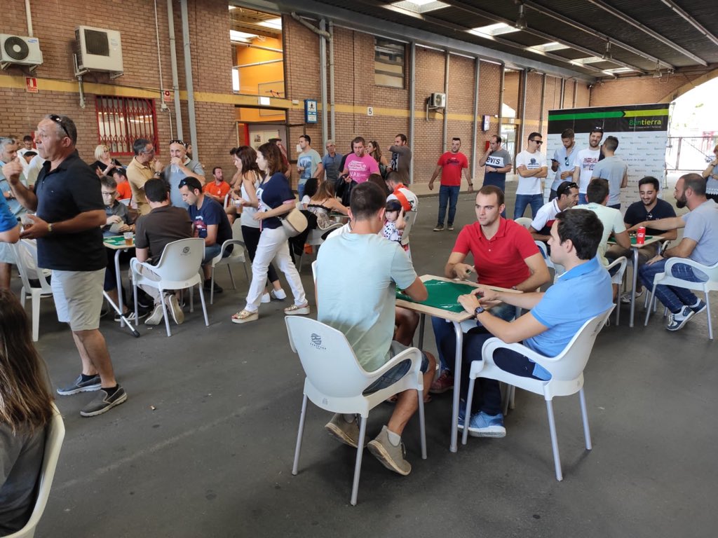 FiestasDelPilar's tweet photo. Aquí estamos, al pie del cañón 😋dispuestos a pasarnos una buena tarde de Guiñote en la Estación de Autobuses 🃏😬¿Quiénes serán los ganadores del Trofeo Caja Rural de Aragón de este año?
#pilarfraga2019 #fiestasdelpilar #fraga #del9al13deoctubre #prepilar #guiñoteando https://t.co/03mQMR63ik