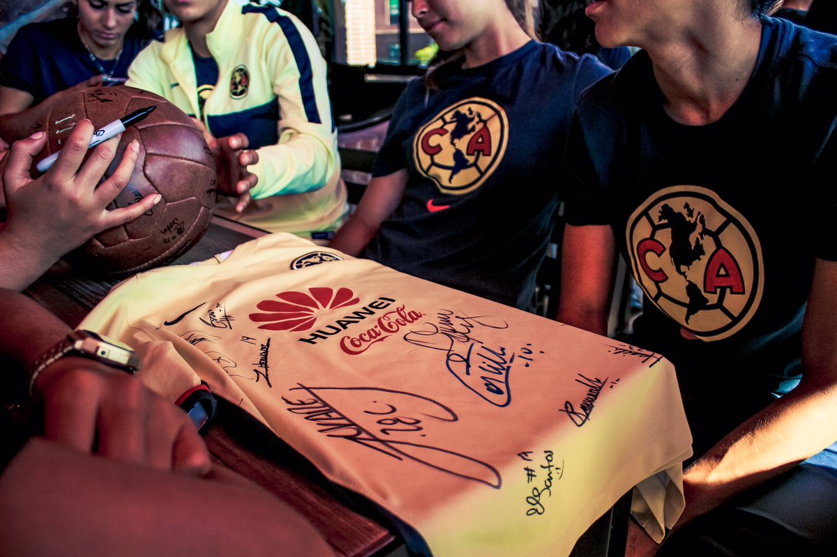 AmericaFemenil's tweet photo. 📸 | Firma de autógrafos con nuestros amigos de Saltillo 🦅
#SOMOSAMÉRICA https://t.co/hBfOyjfKAW