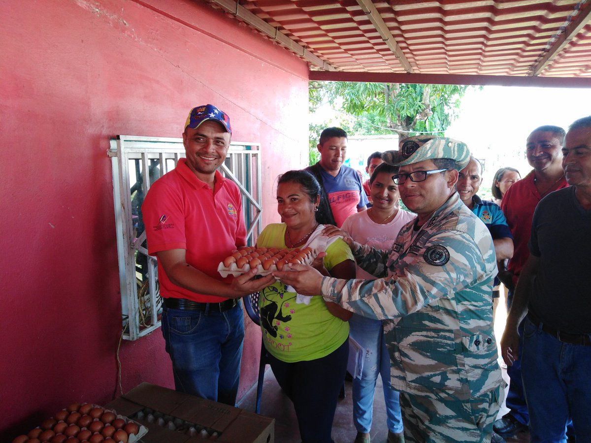 AngelRiveroPSUV's tweet image. Seguimos dando la batalla en cada territorio de Venezuela con @ClapOficial @MiliciaFANB y @MinppalOficial llegando a cada rincón de nuestra hermoso País con la distribucion de alimentos #TodosSomosClap @JFME69 @NicolasMaduro