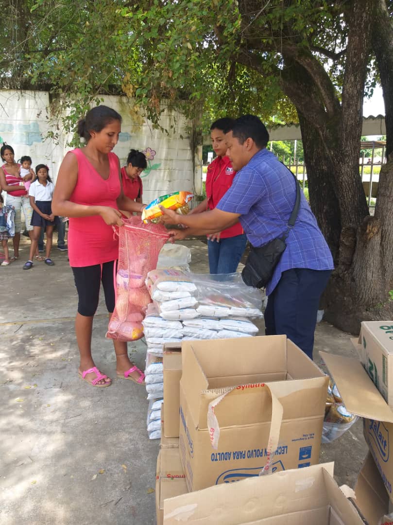 AngelRiveroPSUV's tweet image. Seguimos dando la batalla en cada territorio de Venezuela con @ClapOficial @MiliciaFANB y @MinppalOficial llegando a cada rincón de nuestra hermoso País con la distribucion de alimentos #TodosSomosClap @JFME69 @NicolasMaduro