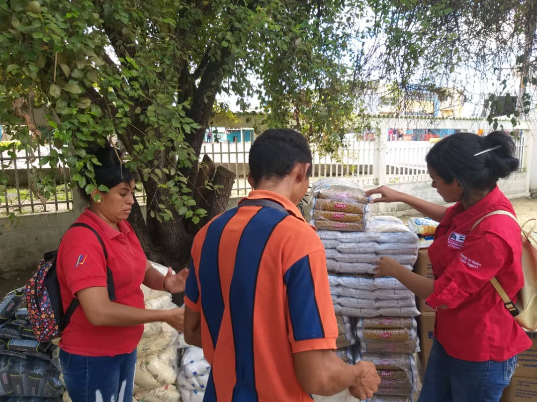 AngelRiveroPSUV's tweet image. Seguimos dando la batalla en cada territorio de Venezuela con @ClapOficial @MiliciaFANB y @MinppalOficial llegando a cada rincón de nuestra hermoso País con la distribucion de alimentos #TodosSomosClap @JFME69 @NicolasMaduro