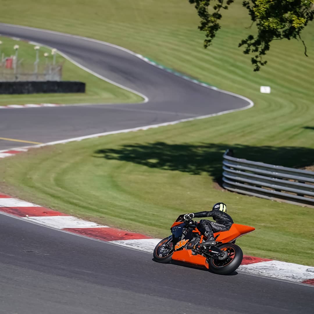 GoodyearCraig's tweet image. Few snaps from Brands last week with @nolimitstrackdays . Alot of tinkering went into the bike in the morning as it was pretty much unrideable and kept trying to kill me. 
All smiles in the afternoon though on the beast 👌😄🏍️

#ktm #rc8 #trackdays #goodtimes
 @Brands_Hatch
