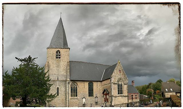 landskouter's tweet photo. Dramatische wolken boven #Landskouter
#clouds #church #weather https://t.co/pvSQ82ibNH https://t.co/CEIrIJ9oxO