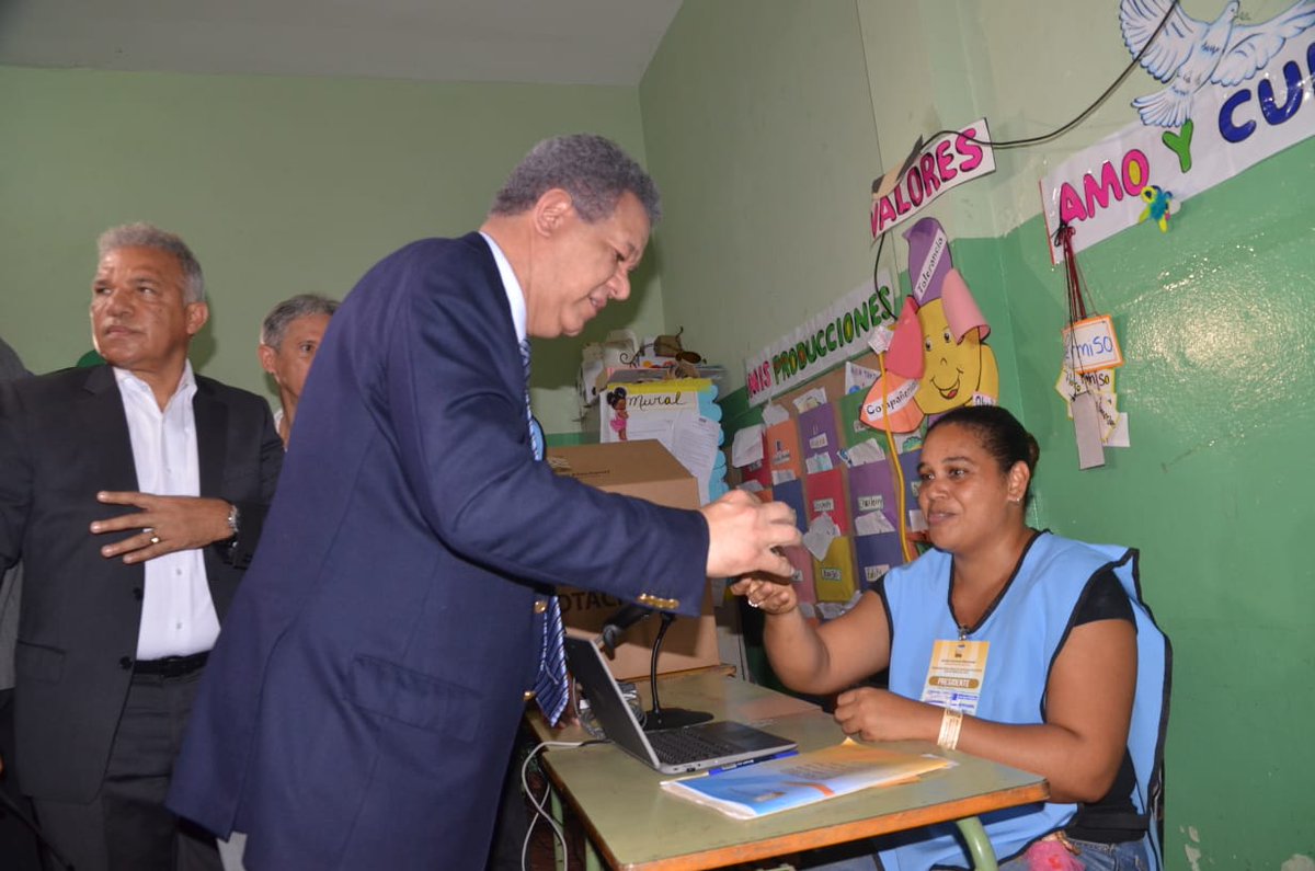 Engeneralrd's tweet photo. Nuestro líder y próximo presidente el Dr. Leonel Fernández ejerció su derecho al voto, y tú, ¿que esperas para votar? YO #VotéPorLeonel junto a #LaFuerzaDelPueblo. https://t.co/oziaiOKj5J