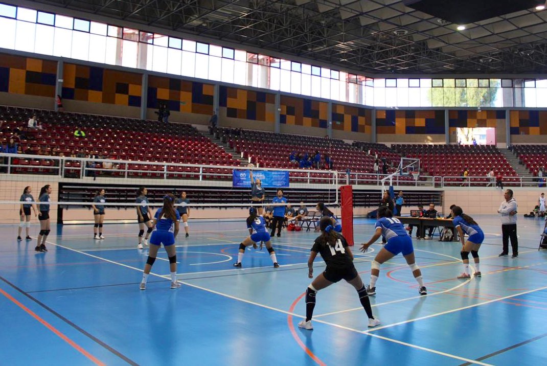 TECcampusCVA's tweet photo. Dejando todo en la cancha 🏐 las Borreguitas de Voleibol Juvenil se despiden del #IntercampusTec al perder ante el campus local @ITESMCEM #SoyTec #CampusCuerna ¡Ánimo Cuerna! 💙👊🏻 https://t.co/3xCB9FE75d