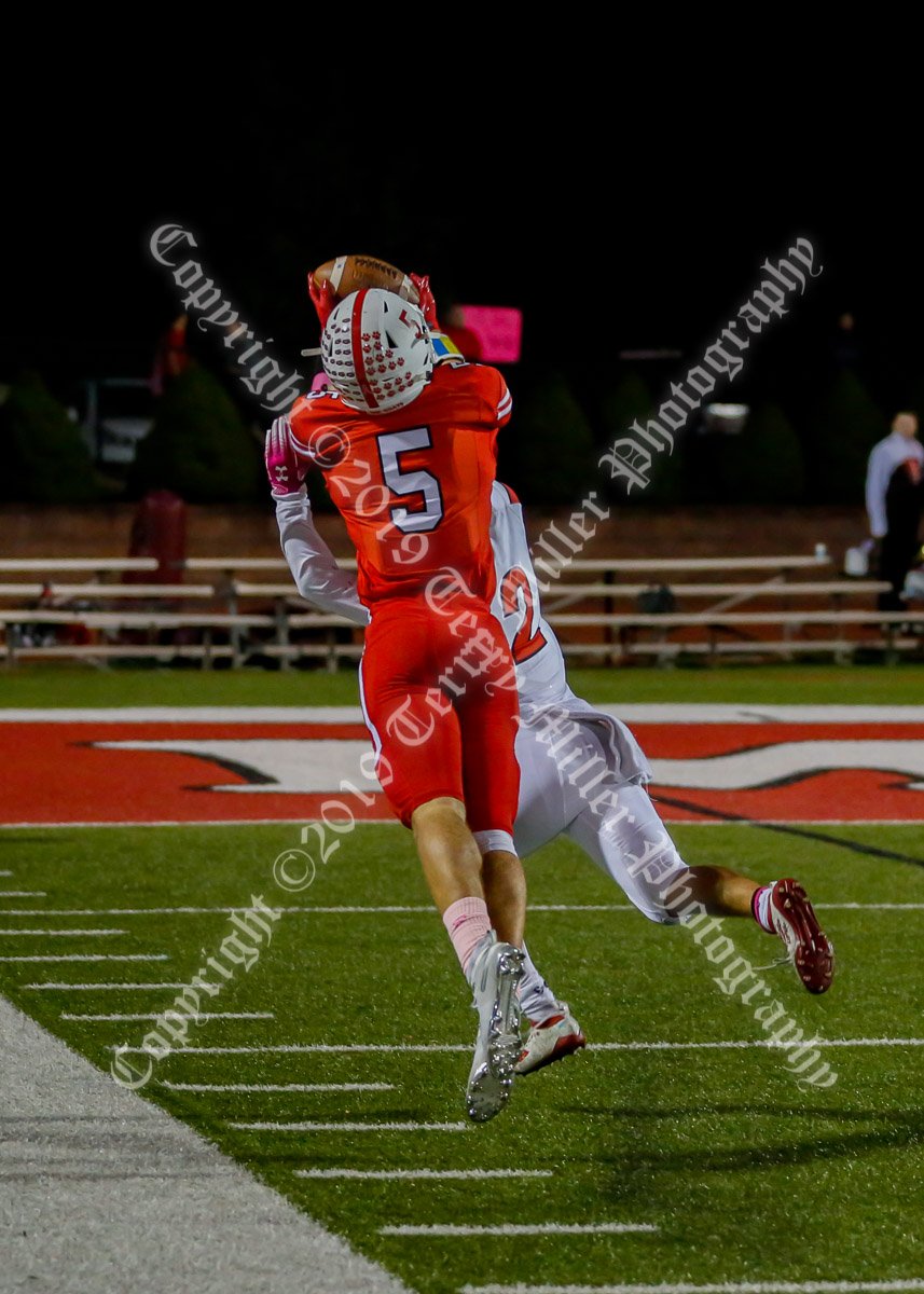 Last one for this afternoon. This was the shot I was looking for. This is <a href="/LoganY1103/">Logan Young</a> making an incredible deep catch. <a href="/Moon_Football/">Moon Tigers Football</a> <a href="/MoonTigersAD/">Moon Area Tigers</a> <a href="/moon_area/">MoonAreaSportsNetwork</a>